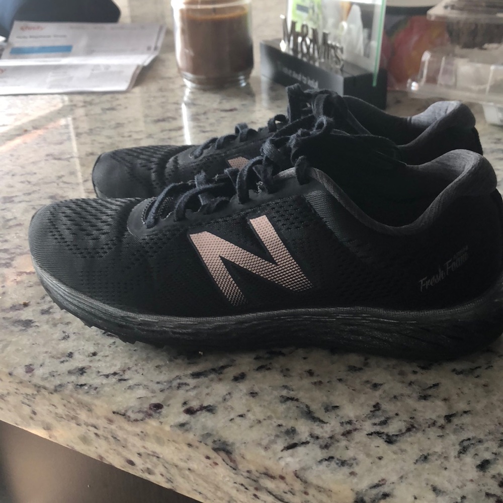 New Balance black tennis shoes